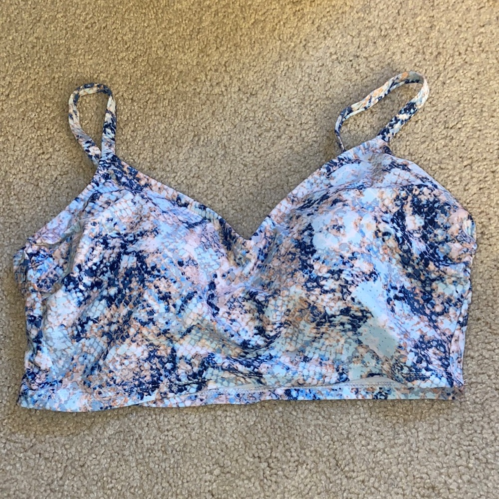 Bikini top with adjustable straps